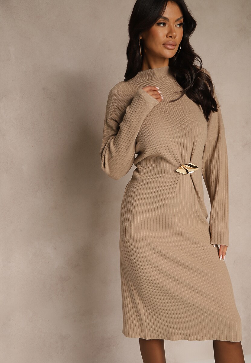 Brązowa Sukienka Sweterkowa z Wiskozą Ozdobiona Metaliczną Broszką Titavea