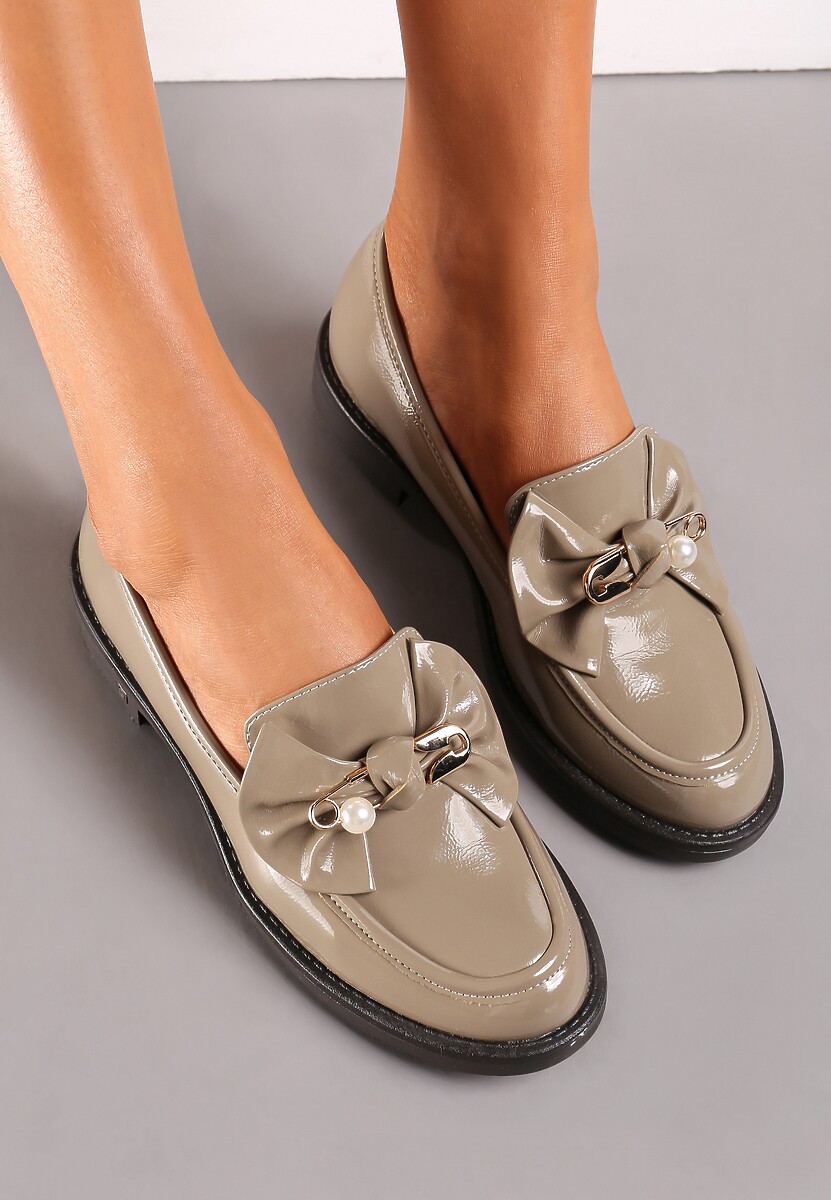 Szare Lakierowane Mokasyny ze Skórzaną Wkładką Ozdobione Kokardką i Perłą  Narsia