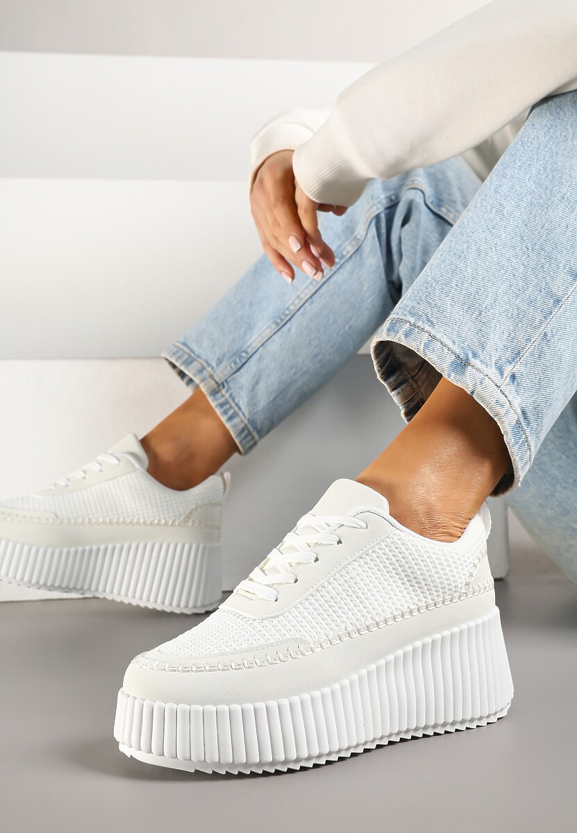 Białe Sneakersy na Tłoczonej Platformie z Ozdobnymi Przeszyciami Faloviela