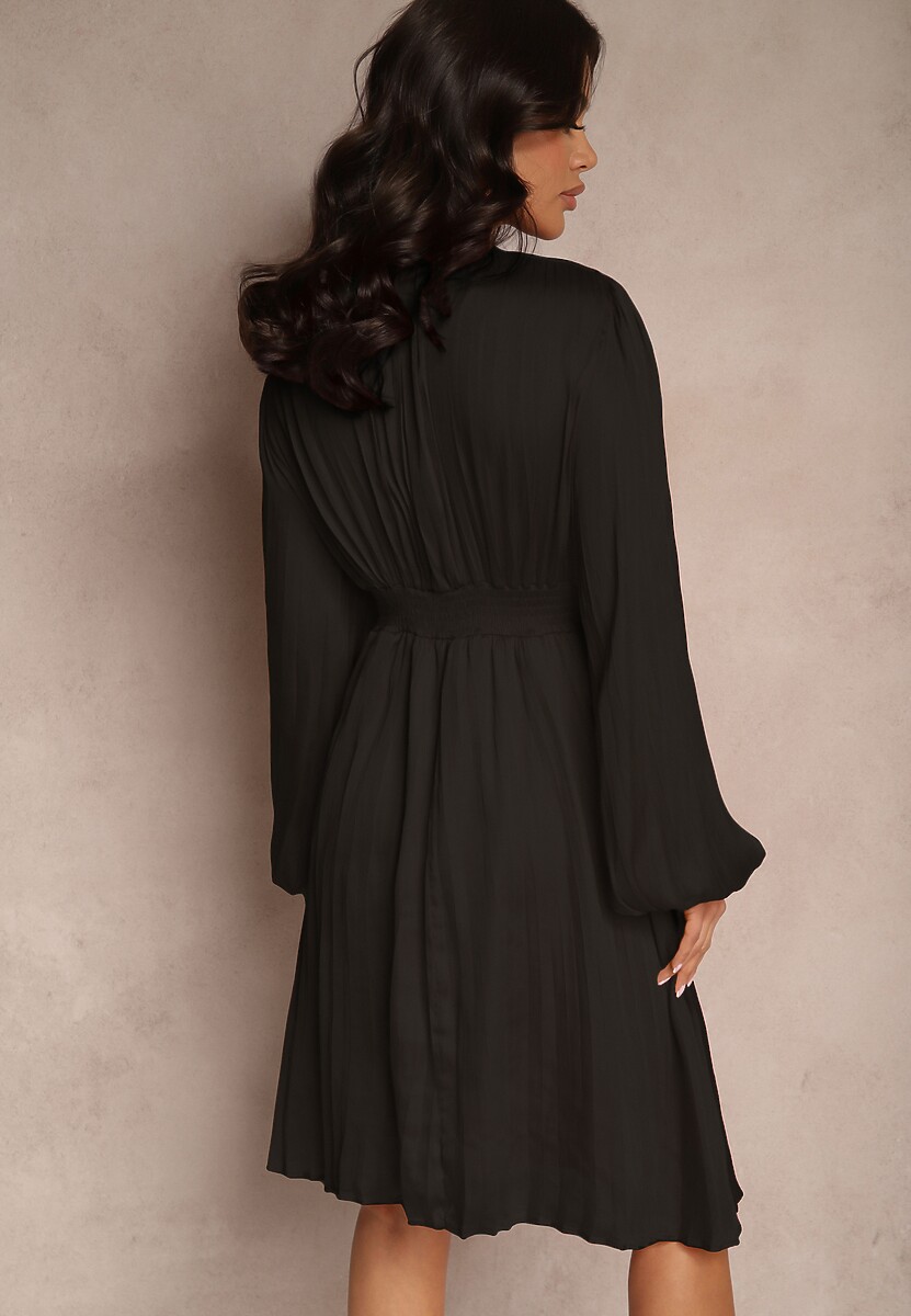 Czarna Sukienka o Rozkloszowanym Kroju z Plisami i Marszczeniem Alaretia