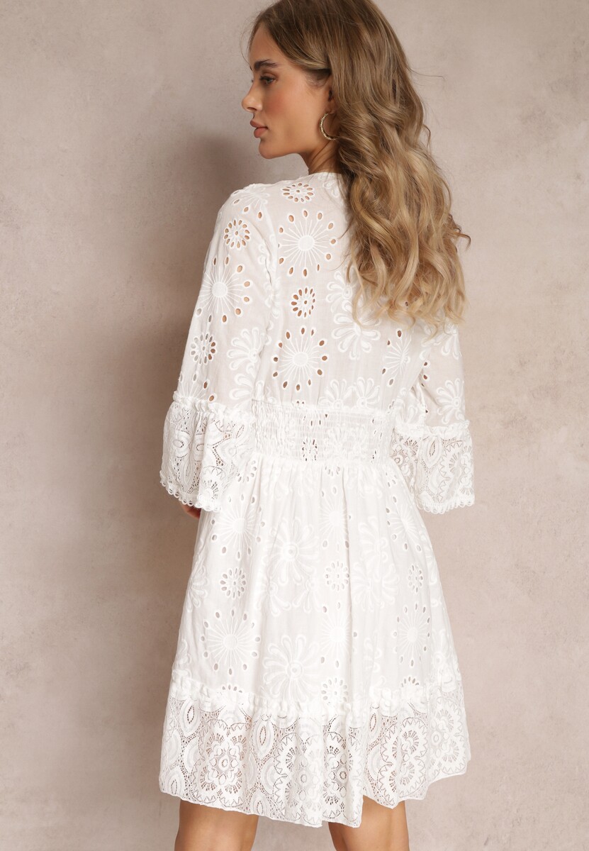 Biała Rozkloszowana Sukienka Mini z Dłuższym Tyłem i Koronkowymi Wstawkami Ralan