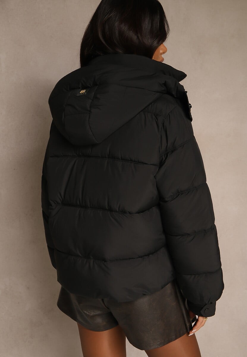 Czarna Kurtka Puffer z Pikowanymi Przeszyciami i Odpinanym Kapturem Gallerea