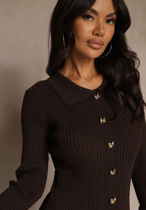 Brązowa Sweterkowa Sukienka z Wiskozy Ozdobiona Guzikami Zozeria