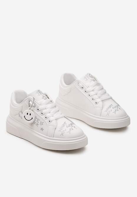 Biało-Srebrne Sneakersy z Napisami Graffiti i Odpinanym Brelokiem z Uśmiechniętą Emotką Fawnitte