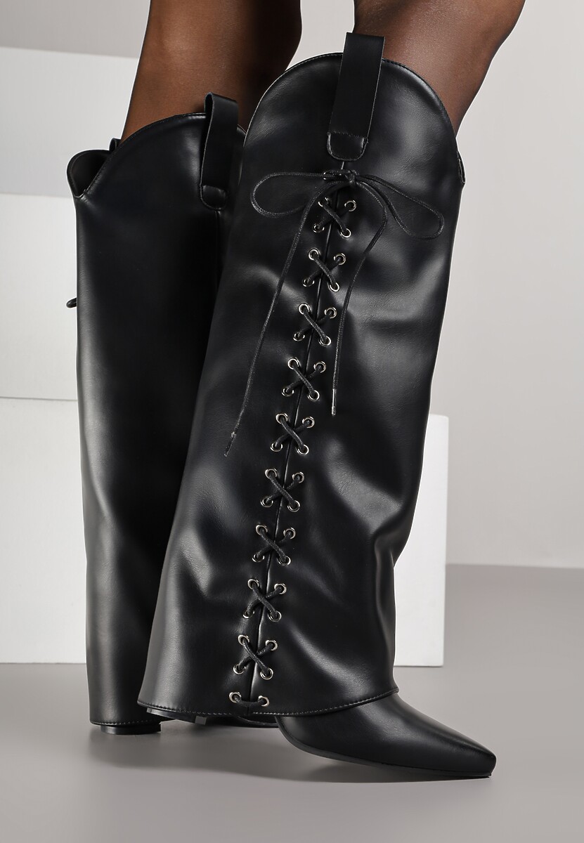 Czarne Kozaki na Słupku Ozdobione Sznurowaniem i Wywiniętą Cholewką Latanessa