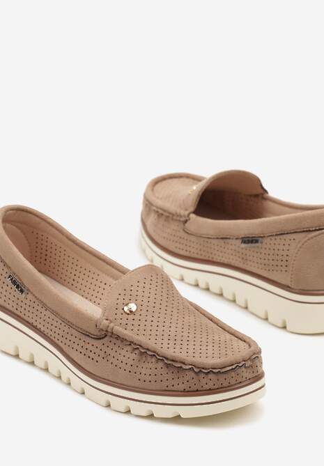 Ciemnobeżowe Mokasyny z Metaliczną Ozdobą i Perforacją Zairina