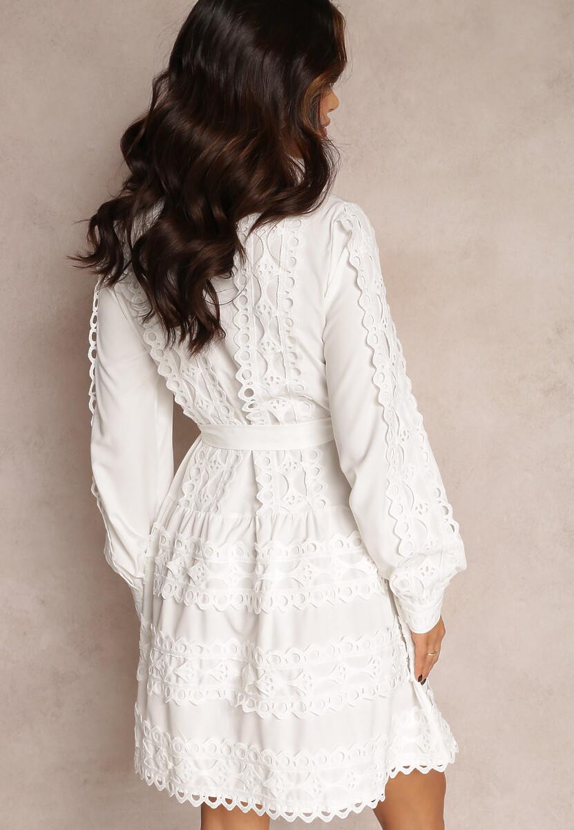 Biała Sukienka Koszulowa z Wiązanym Paskiem i Ażurowymi Taśmami Deme