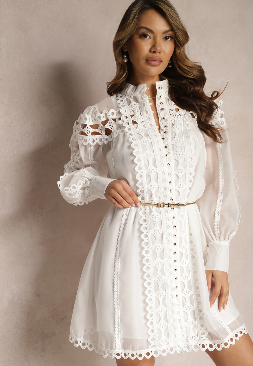 Biała Koszulowa Sukienka Mini z Paskiem Zdobiona Koronką Organdi