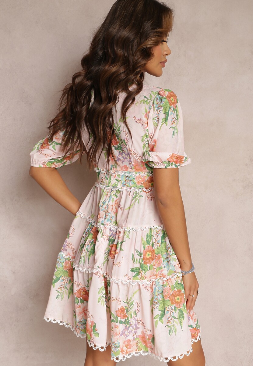Jasnoróżowa Kwiecista Sukienka Mini z Koronkowymi Wstawkami i Krótkim Rękawem Palosun