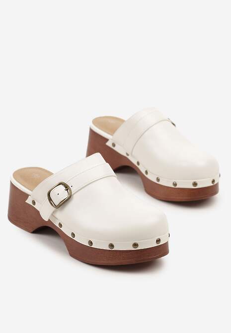 Białe Klapki Drewniaki Zdobione Nitami i Sprzączką Natellise