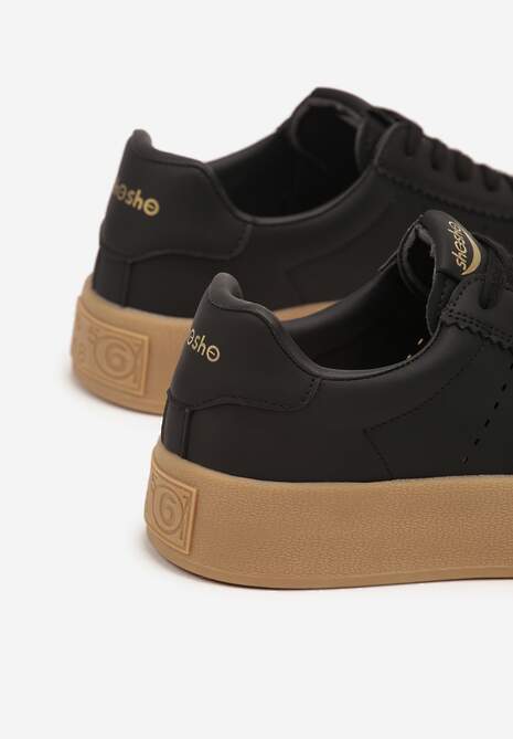 Czarne Sneakersy na Platformie Ozdobione Perforacją Haladina