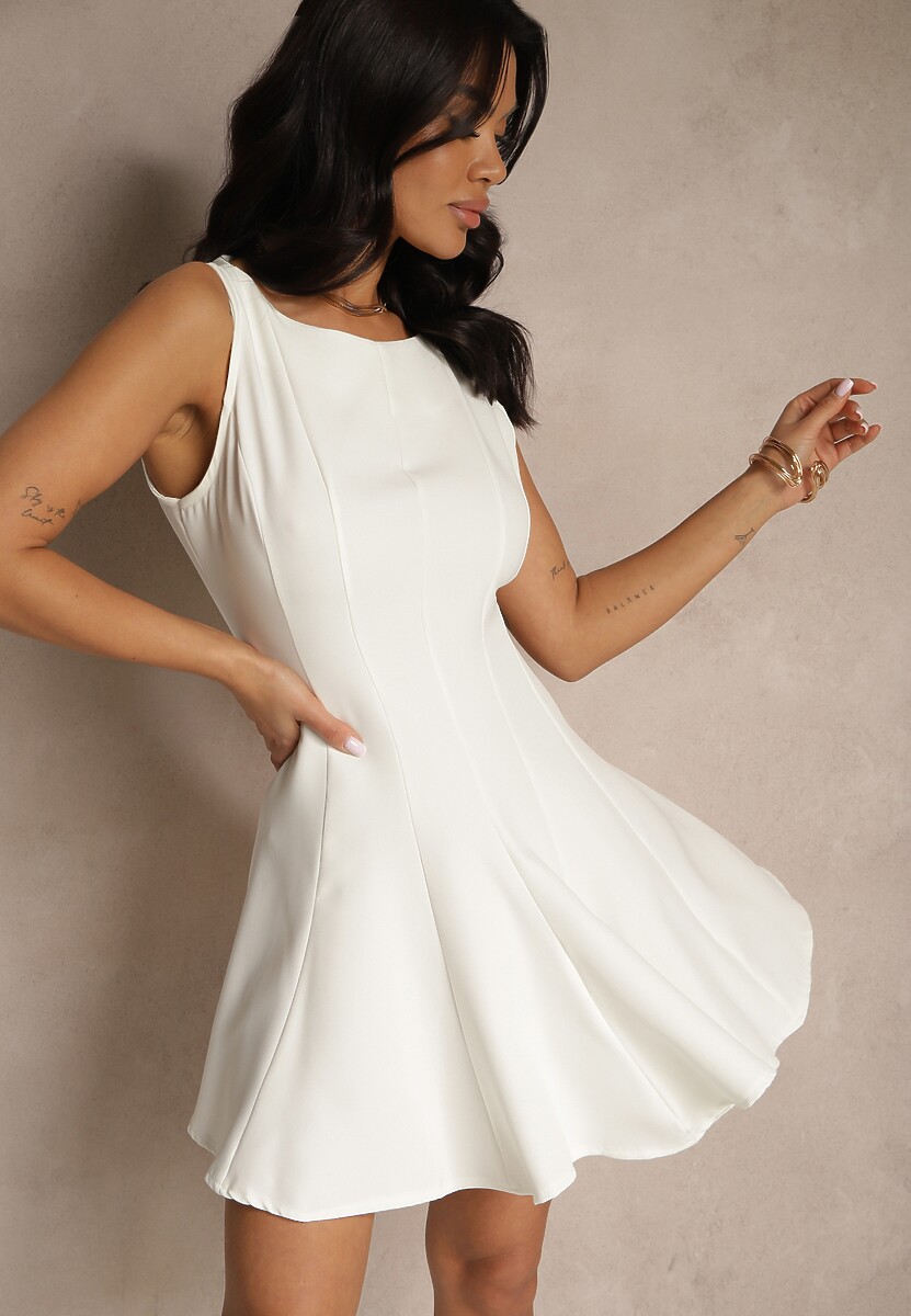 Czarna Sukienka o Rozkloszowanym Kroju z Przeszyciami Lenirae