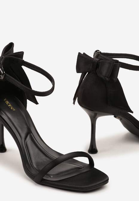 Czarne Sandały Vices na Szpilce Ozdobione Kokardą Sarazelle