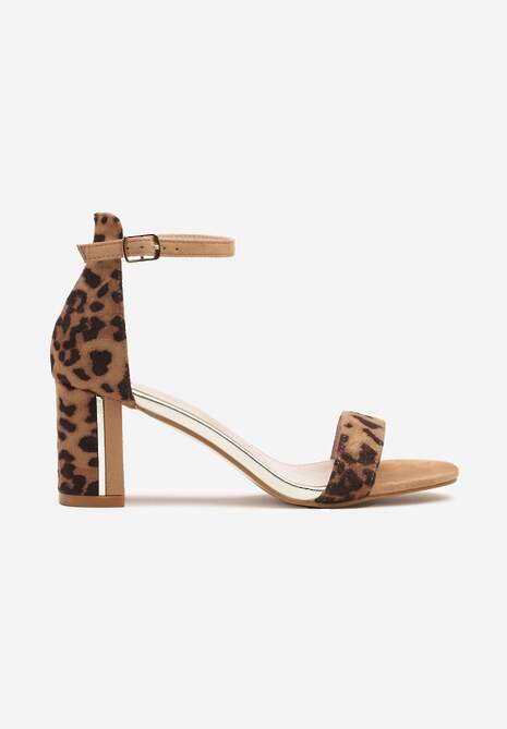 Panterkowe Sandały na Słupku Ozdobione Metalicznymi Aplikacjami Inarisa