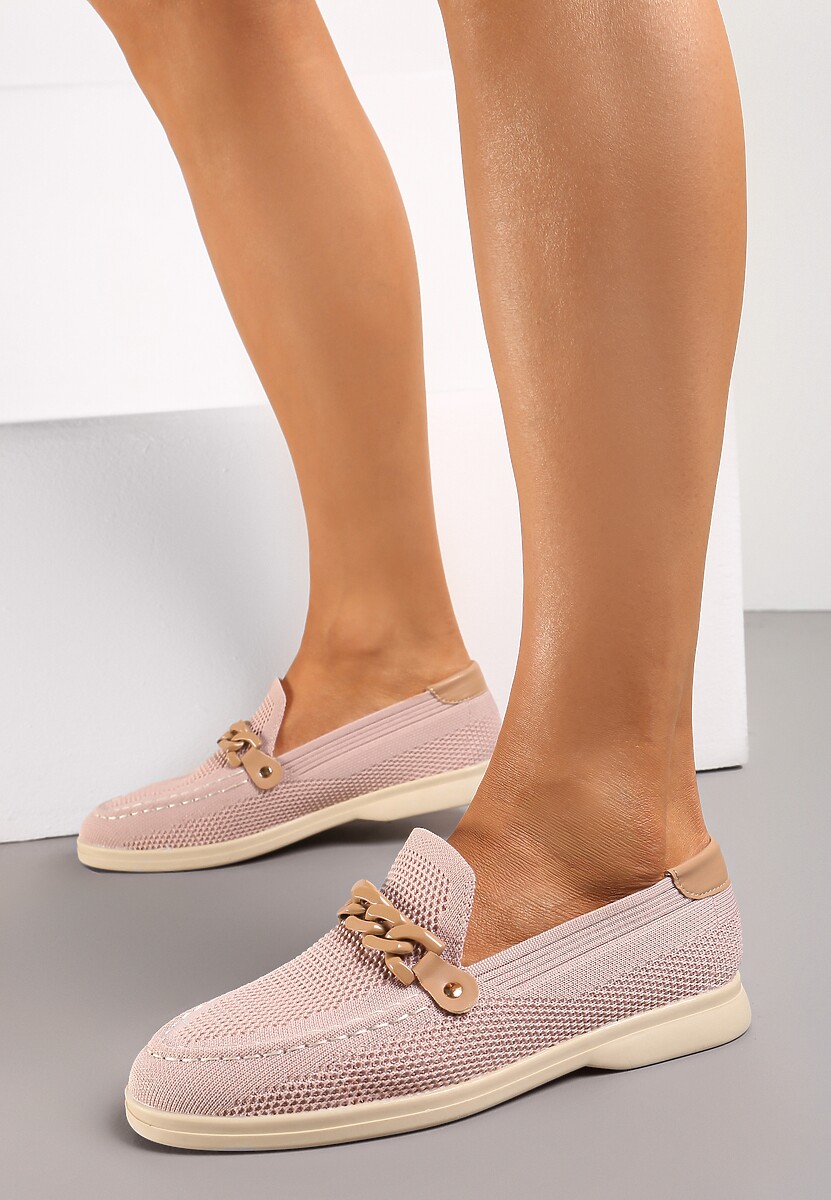 Beżowe Mokasyny z Metalicznym Łańcuchem i Perforacją Mireali