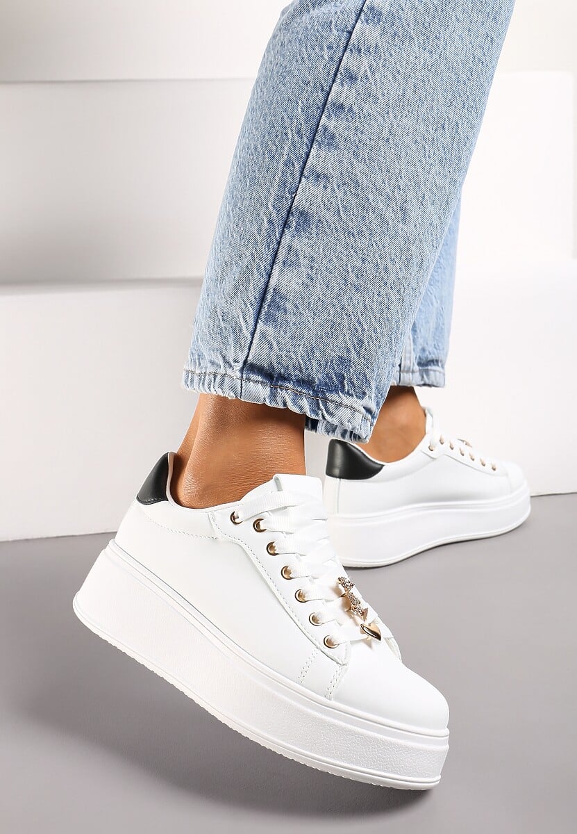 Biało-Czarne Sneakersy na Platformie z Metalowymi Zawieszkami i Cyrkoniami Nioko