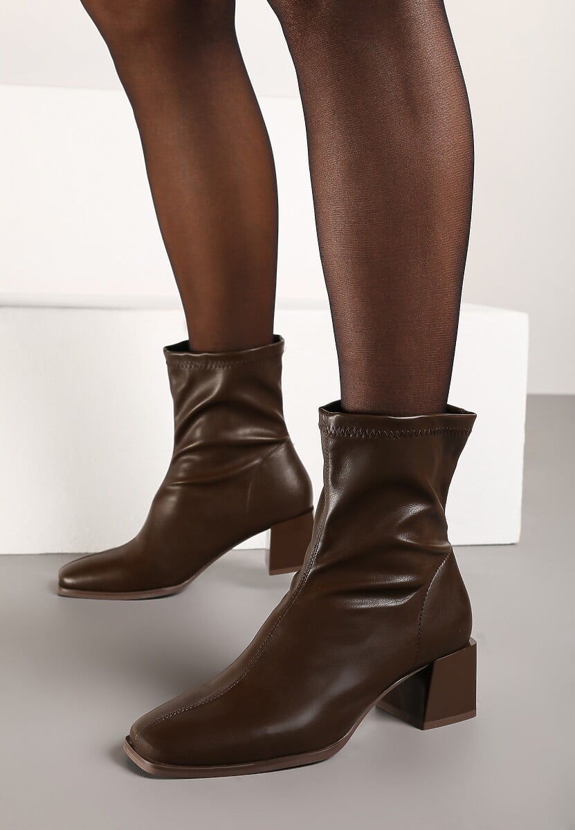 Brązowe Botki Wsuwane na Słupku w Klasycznym Stylu Sileurie