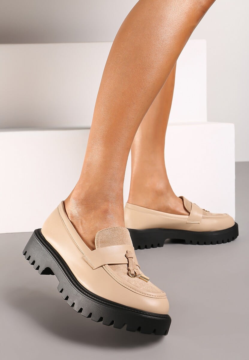 Beżowe Mokasyny na Tłoczonej Podeszwie z Wstawką z Ekozamszu Ozdobione Metalowym Detalem Virinae