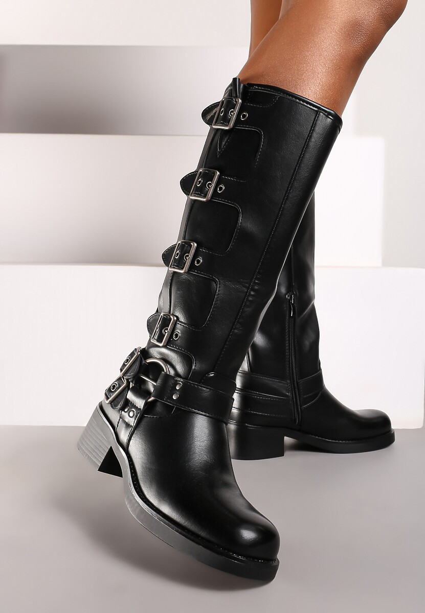 Czarne Kozaki na Płaskiej Podeszwie w Stylu Biker Ozdobione Paskami z Regulacją Mevanisa