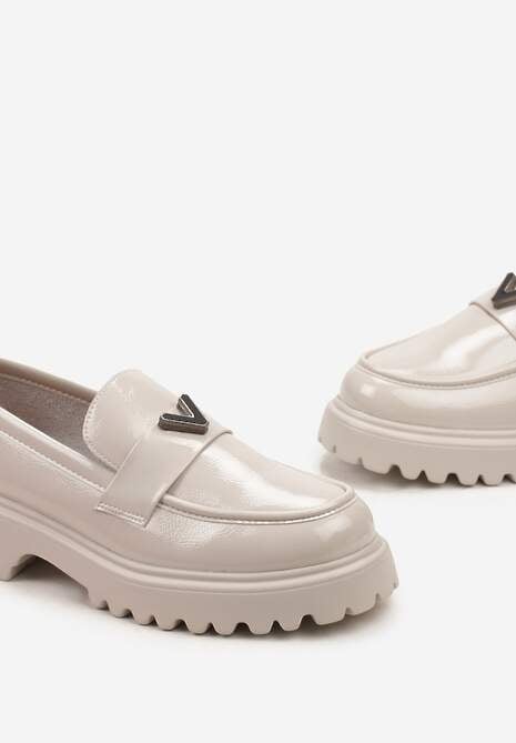 Jasnoszare Mokasyny z Lakierowanej Ekoskóry z Ozdobą z V Intira