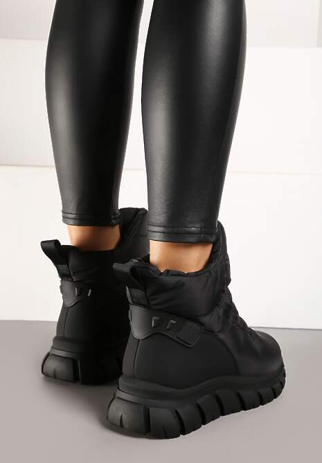 Czarne Śniegowce na Platformie z Tłoczeniem i Pikowaną Cholewką Resisia