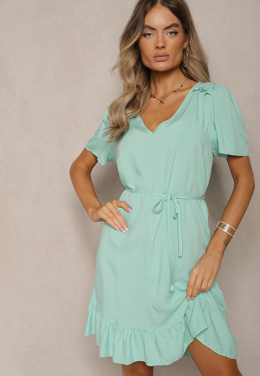 Zielona Sukienka o Pudełkowym Kroju z Paskiem w Talii i Falbaną Credela