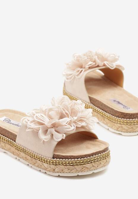 Beżowe Klapki na Niskiej Platformie z Ozdobną Aplikacją z Kwiatem Soprine
