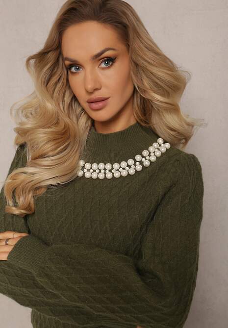 Ciemnozielony Sweterkowy Golf w Romby z Bufiastymi Rękawami i Perełkowym Naszyjnikiem Ravalia