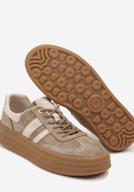Ciemnobeżowe Sneakersy Zamszowe na Platformie ze Skórzaną Wkładką Ozdobione Paskiem Adivrie