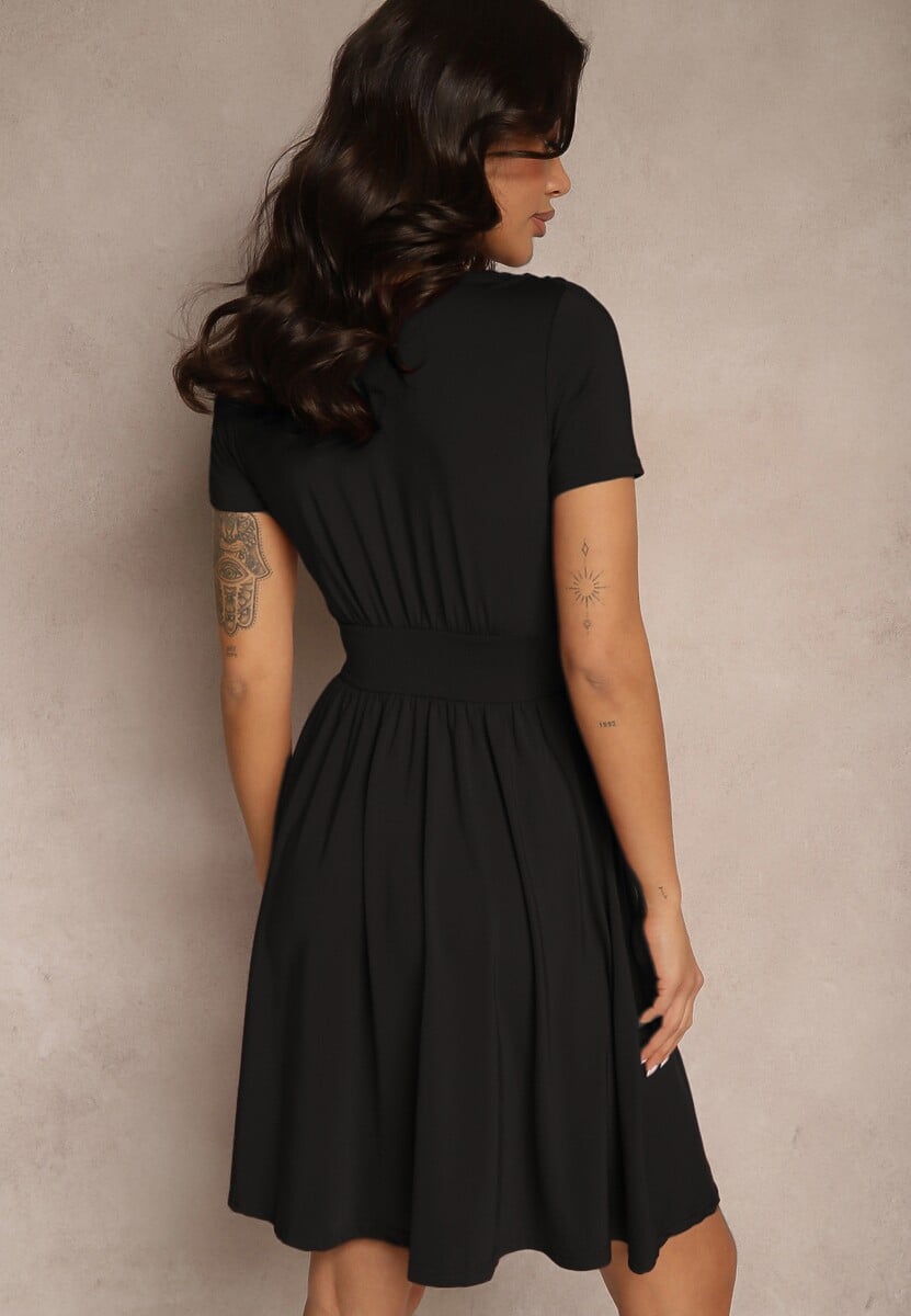 Czarna Marszczona Sukienka z Wiskozą o Rozkloszowanym Kroju Kopertowym Adivlia