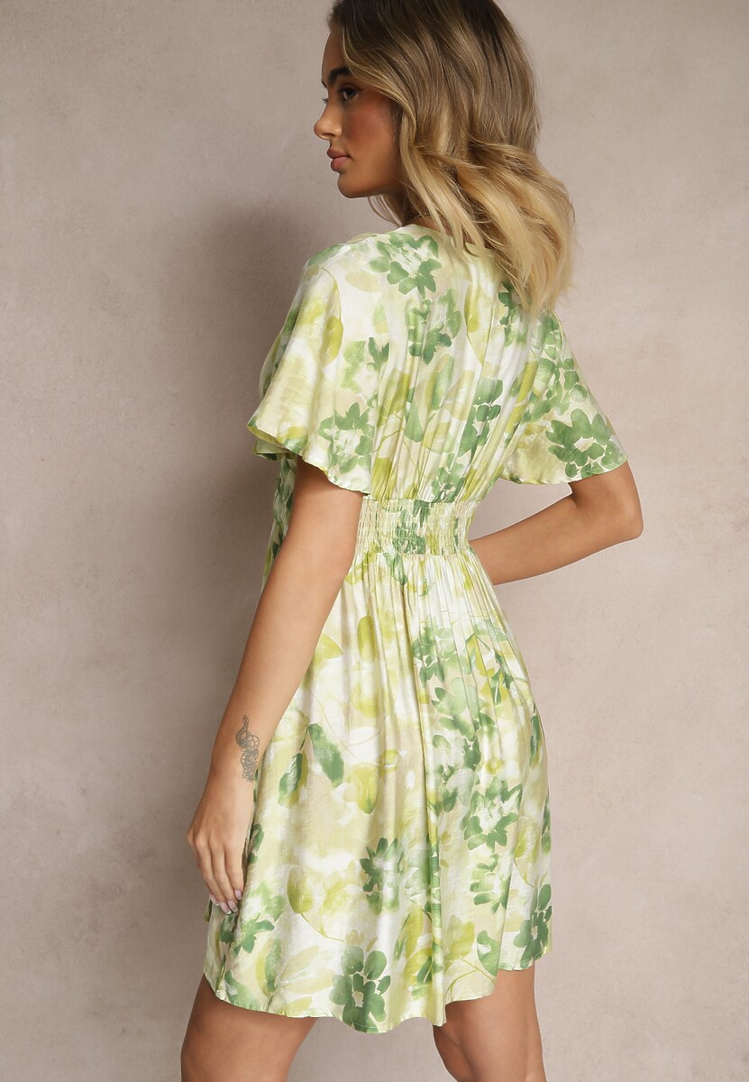 Zielona Rozkloszowana Sukienka z Wiskozą w Kwiaty z Kopertowym Dekoltem Zeledia