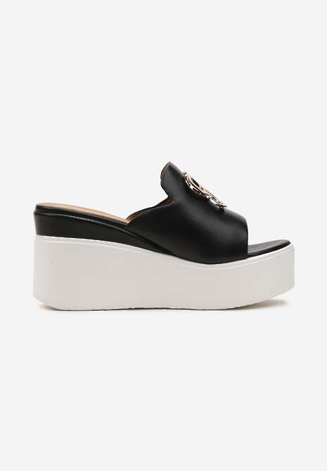 Czarne Klapki Ozdobione Złotą Klamrą na Platformie i Koturnie Neonbia
