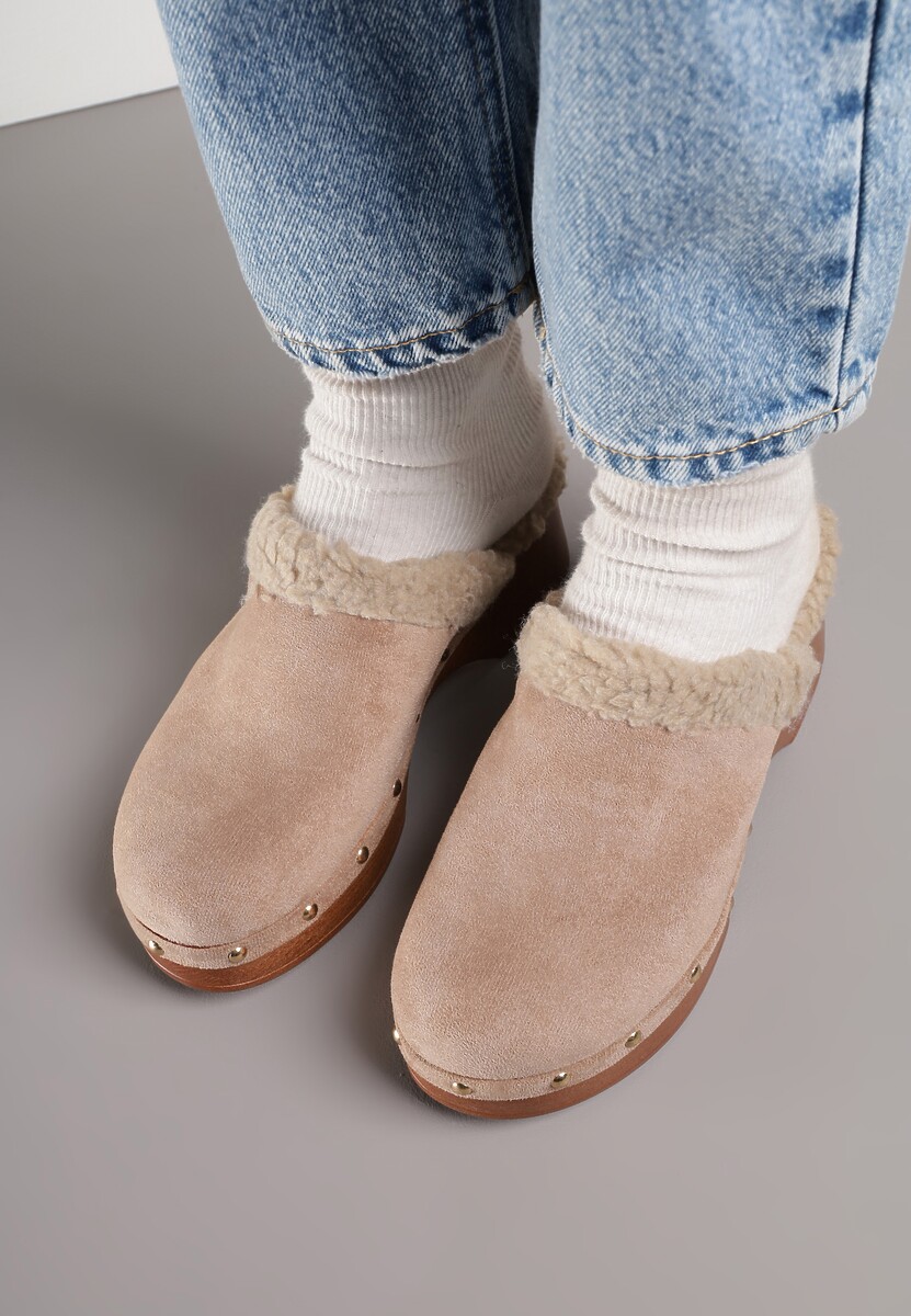 Ciemnobeżowe Futerkowe Klapki Mule na Platformie Ozdobione Ćwiekami Crelina