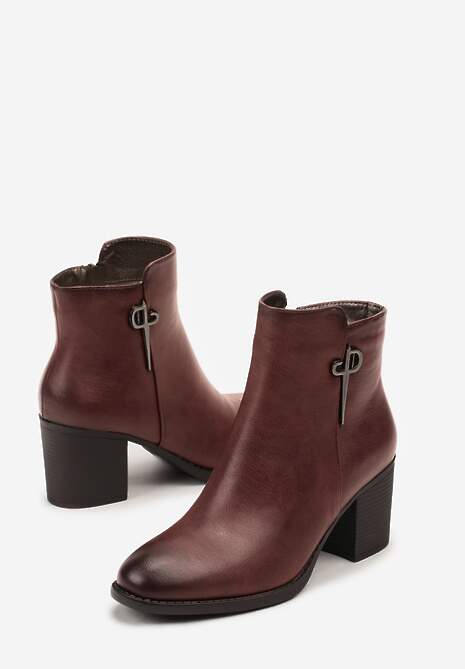 Bordowe Botki na Obcasie Typu Słupek z Metalowym Zdobieniem Hanilena