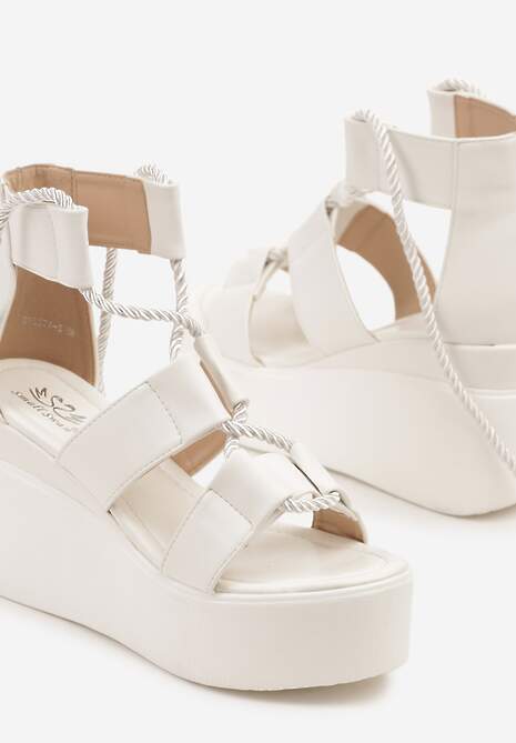 Białe Sandały na Koturnie z Ozdobnym Wiązaniem Olfia