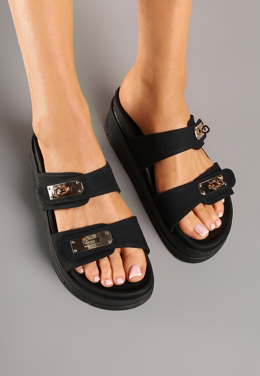 Czarne Klapki na Koturnie Zdobione Metalicznymi Aplikacjami Lilivaria