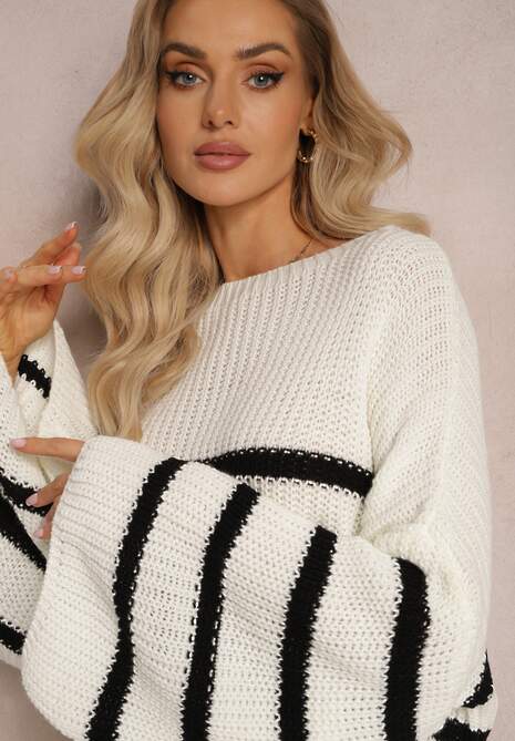 Biały Sweter z Dzianiny w Paski z Obszernymi Rękawami Gotara