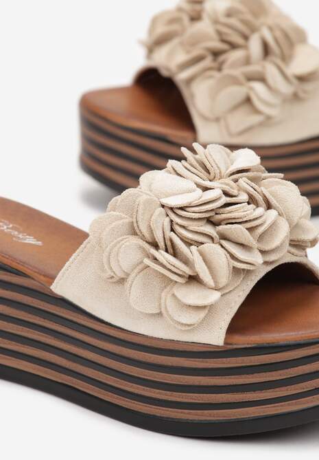 Beżowe Klapki na Wysokiej Platformie z Ozdobnym Paskiem Lolia