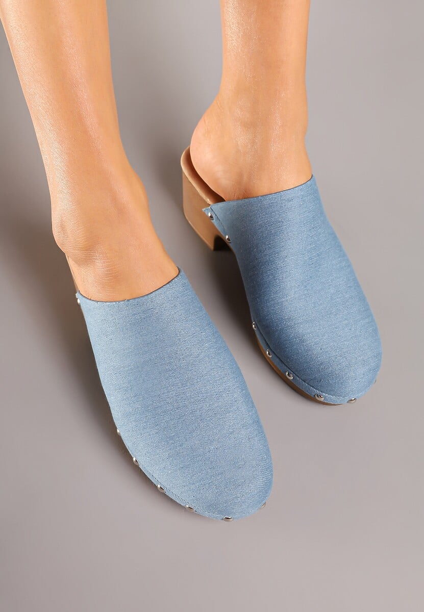 Niebieskie Klapki Drewniaki Typu Mule na Słupku Zdobione Nitami Hlerra