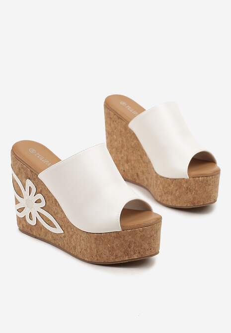 Białe Klapki na Koturnie z Ozdobnym Kwiatem Rinovera