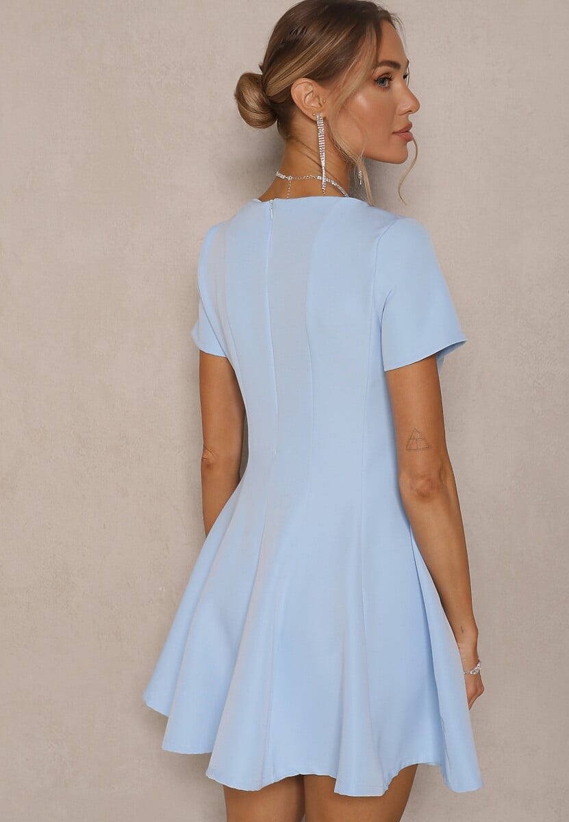 Jasnoniebieska Sukienka o Rozkloszowanym Kroju na Krótki Rękaw Zdobiona Przeszyciami Mepiza