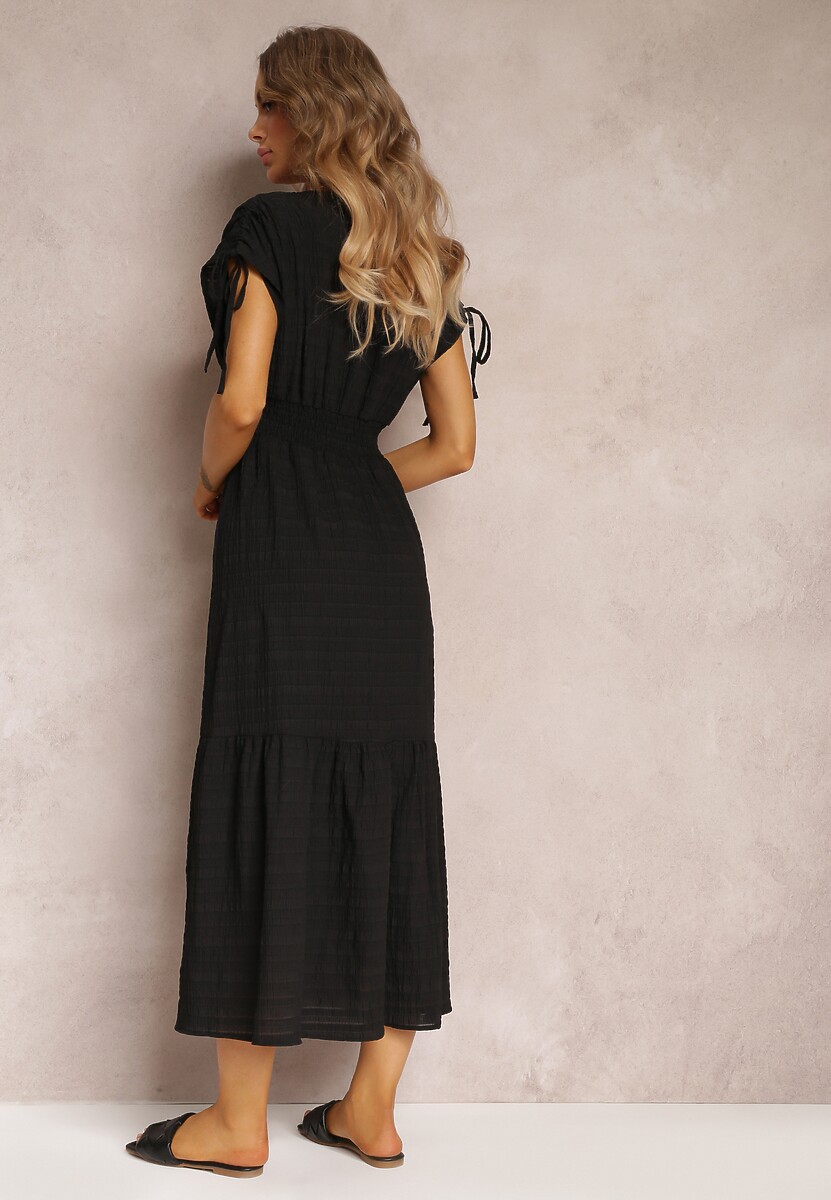 Czarna Sukienka Rozkloszowana z Trójkątnym Dekoltem Thamefa