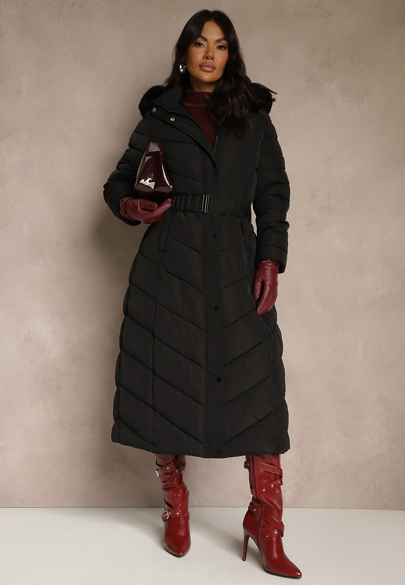 Czarna Zimowa Kurtka Pikowana o Długim Kroju z Paskiem i Kapturem z Futrem Retarda