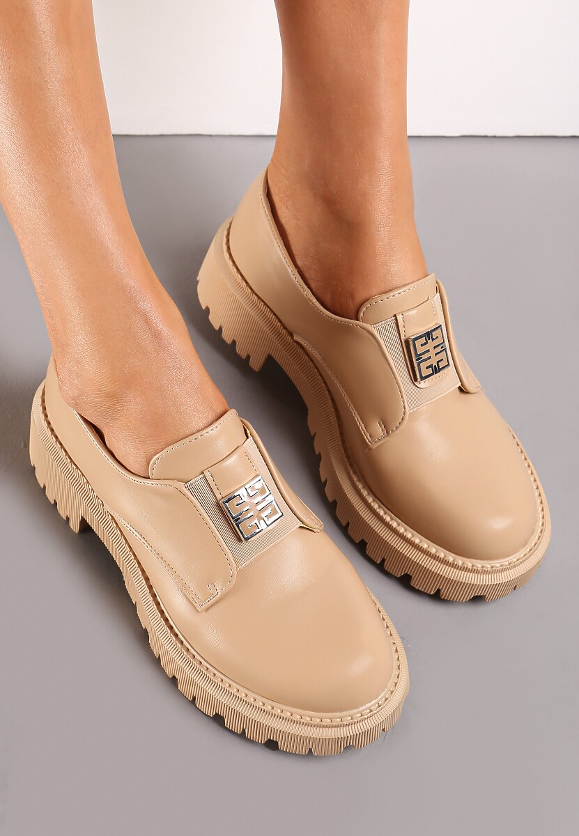 Ciemnobeżowe Mokasyny na Platformie z Geometryczną Aplikacją Tindara