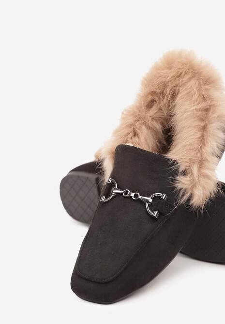 Czarne Mokasyny na Płaskiej Podeszwie Ozdobione Klamrą i Futerkiem Sanindra