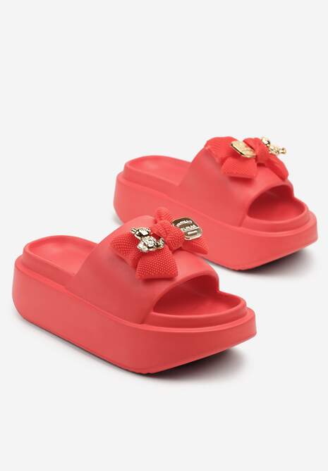 Czerwone Klapki Piankowe na Platformie z Metalicznym Detalem Wessienna