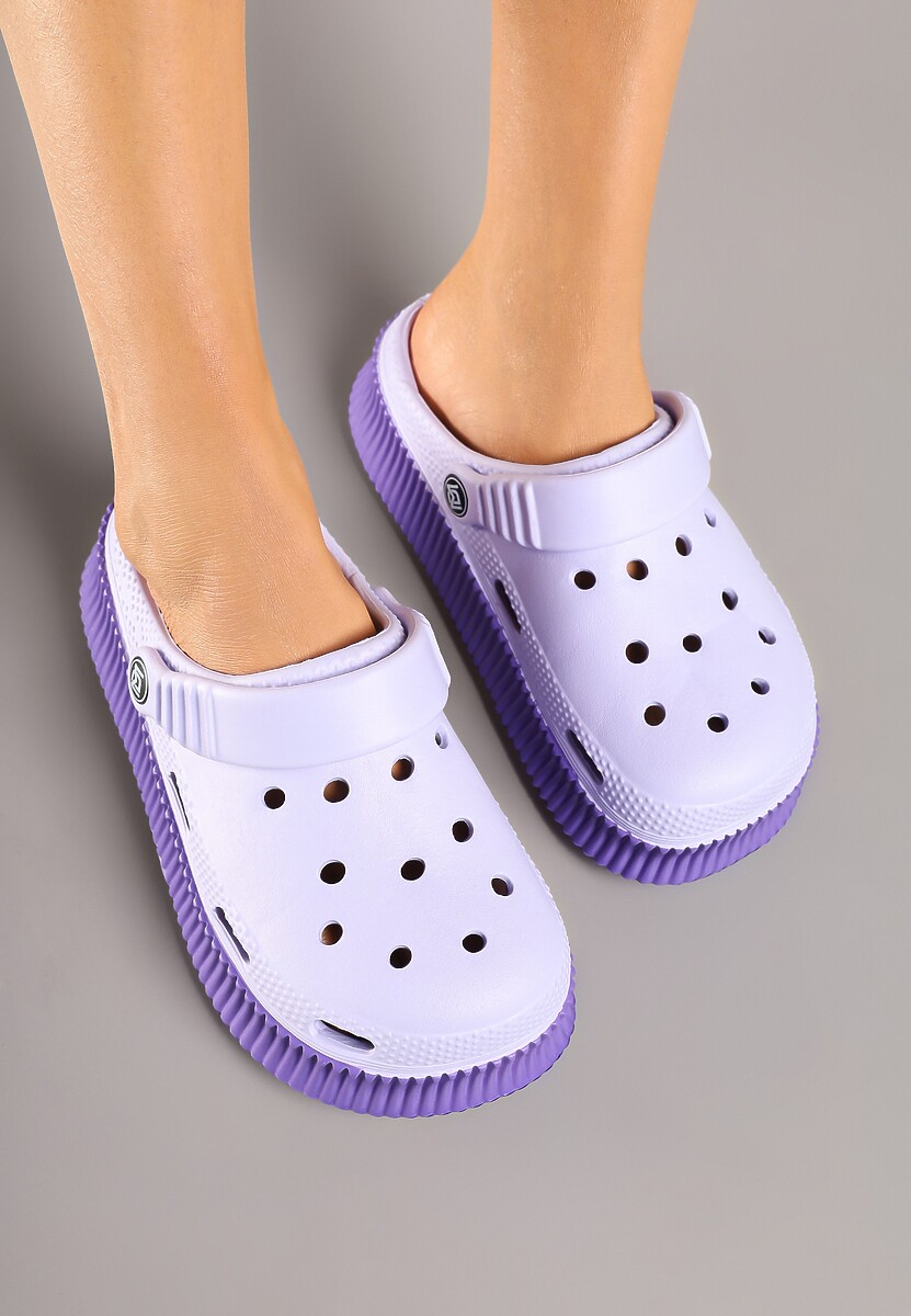 Fioletowe Piankowe Klapki na Tłoczonej Platformie z Paskiem na Piętę Isallia