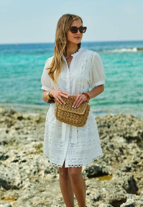 Biała Rozkloszowana Sukienka Koronkowa z Wiązanym Paskiem Vinka