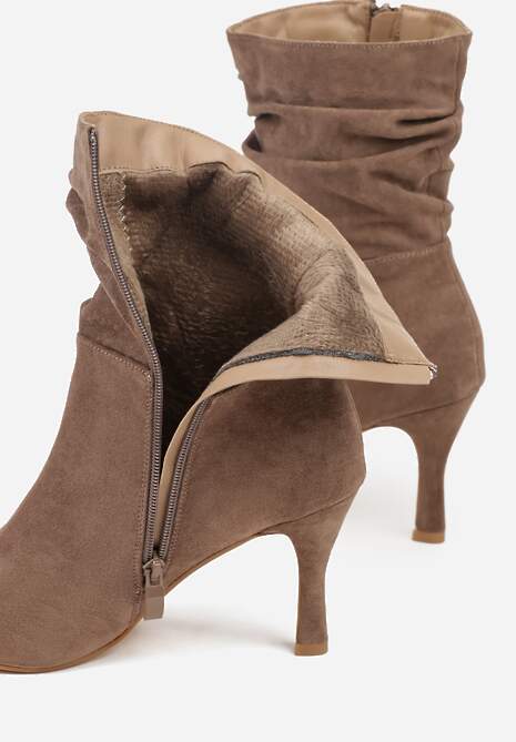 Ciemnobeżowe Marszczone Botki Vices z Ekozamszu na Niskim Obcasie Typu Szpilka Savalith