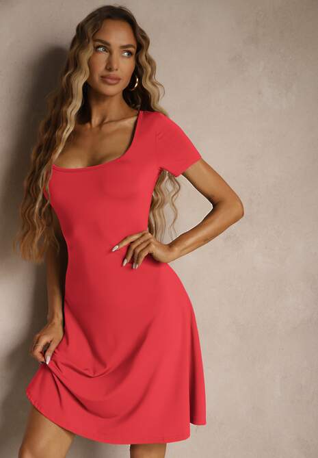 Czerwona Sukienka z Wiskozą o Rozkloszowanym Kroju z Kwadratowym Dekoltem Miluriela